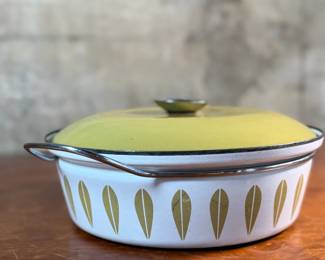 This lot features a vintage Cathrineholm Lotus enamel casserole pot in the rare mustard yellow and white color combination. It features a mid-century modern Scandinavian design, with the form created by Grete Prytz Kittelsen and the iconic “Lotus” pattern designed by Arne Clausen.

