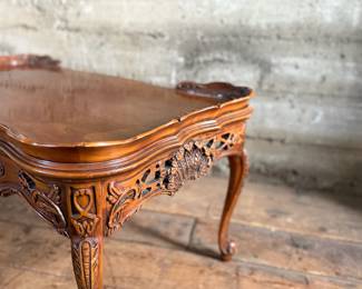 This lot features vintage French design carved mahogany coffee table that measures, 18” H x 38.5” W x 20.5” D.

