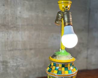 This lot features a stunning vintage Majolica ceramic table lamp in good working condition that measures, 23.5” H x 6” W x 6” D.

