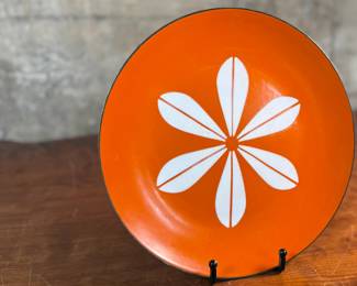 This lot features a vintage Cathrineholm orange Lotus plate, designed by Norwegian artist, Grete Prytz Kittelsen circa 1960s. This Lotus plate measures 10.25” H x 10.25” W.

