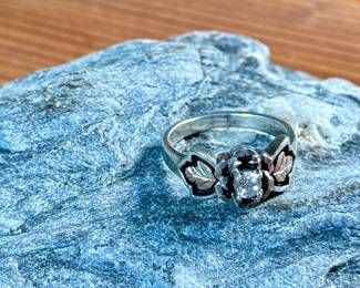 This lot features a beautiful ring crafted with sterling silver and 18k gold. It has a cz diamond, comes in a size 8, and has a total approx. weight of 4.69 grams.

