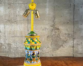 This lot features a stunning vintage Majolica ceramic table lamp in good working condition that measures, 23.5” H x 6” W x 6” D.

