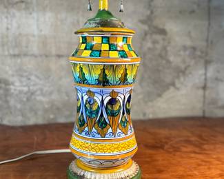 This lot features a stunning vintage Majolica ceramic table lamp in good working condition that measures, 23.5” H x 6” W x 6” D.

