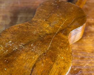 This lot features a Hollywood ukulele made by the Schireson Brothers in Los Angeles during the 1920s and 1930s.

