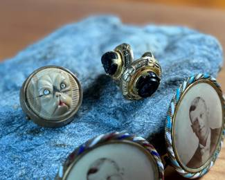 This lot features a collection of Victorian & Edwardian jewelry including love tokens & more.

