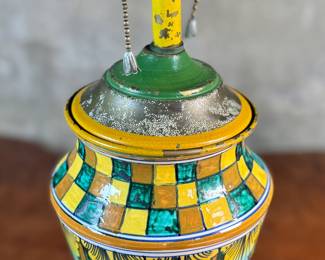 This lot features a stunning vintage Majolica ceramic table lamp in good working condition that measures, 23.5” H x 6” W x 6” D.

