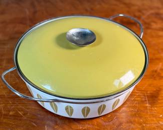 This lot features a vintage Cathrineholm Lotus enamel casserole pot in the rare mustard yellow and white color combination. It features a mid-century modern Scandinavian design, with the form created by Grete Prytz Kittelsen and the iconic “Lotus” pattern designed by Arne Clausen.

