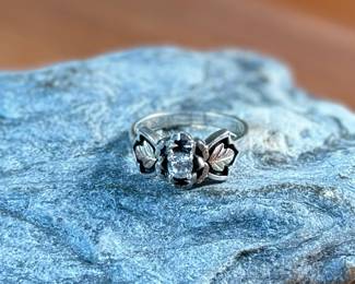 This lot features a beautiful ring crafted with sterling silver and 18k gold. It has a cz diamond, comes in a size 8, and has a total approx. weight of 4.69 grams.

