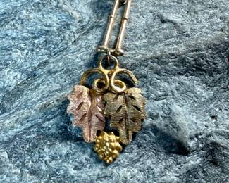 This lot features a 10k gold pendant with a total approx. weight of .84 grams.

