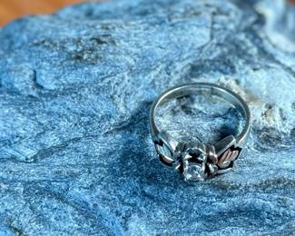 This lot features a beautiful ring crafted with sterling silver and 18k gold. It has a cz diamond, comes in a size 8, and has a total approx. weight of 4.69 grams.

