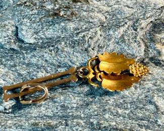 This lot features a 10k gold pendant with a total approx. weight of .84 grams.

