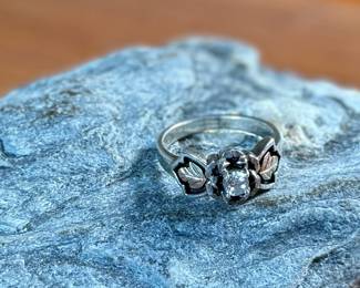 This lot features a beautiful ring crafted with sterling silver and 18k gold. It has a cz diamond, comes in a size 8, and has a total approx. weight of 4.69 grams.

