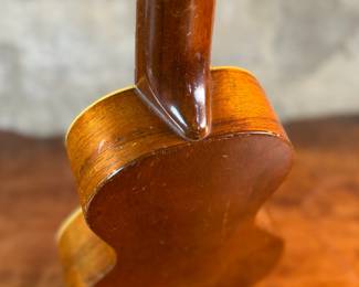 This lot features a Hollywood ukulele made by the Schireson Brothers in Los Angeles during the 1920s and 1930s.

