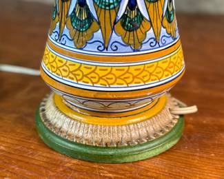 This lot features a stunning vintage Majolica ceramic table lamp in good working condition that measures, 23.5” H x 6” W x 6” D.

