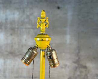 This lot features a stunning vintage Majolica ceramic table lamp in good working condition that measures, 23.5” H x 6” W x 6” D.

