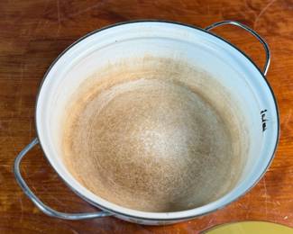 This lot features a vintage Cathrineholm Lotus enamel casserole pot in the rare mustard yellow and white color combination. It features a mid-century modern Scandinavian design, with the form created by Grete Prytz Kittelsen and the iconic “Lotus” pattern designed by Arne Clausen.

