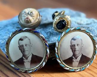 This lot features a collection of Victorian & Edwardian jewelry including love tokens & more.

