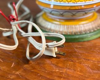 This lot features a stunning vintage Majolica ceramic table lamp in good working condition that measures, 23.5” H x 6” W x 6” D.

