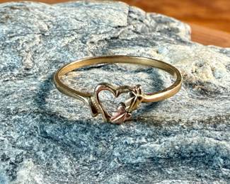 This lot features a 10k gold ring in a size 8.25 with a total approx. weight of .90 grams.

