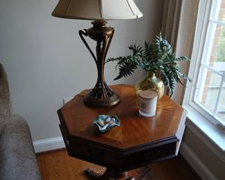 Octagonal end table, stand, Duncan Phyfe base, book matched top. Art nouveau style burnished brass lamp, misc decor