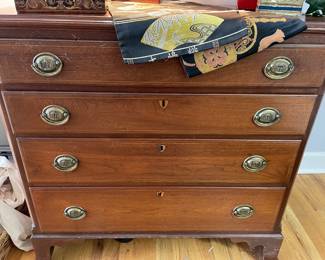 Antique Federal 4-drawer chest 