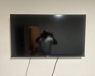 42β Hisense Smart Tv w/Roku