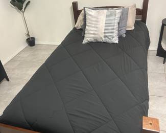 Twin bed w/matress included