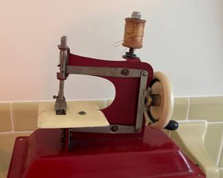 1953 GATEWAY JUNIOR MODEL NP-1 CHILD'S TOY SEWING MACHINE