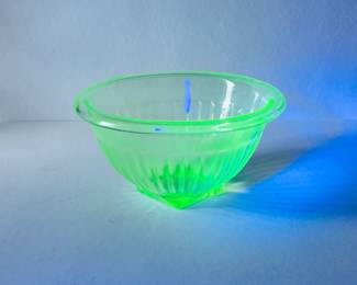 ANCHOR HOCKING RIBBED URANIUM GLASS BOWL