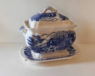 UNMARKED BLUE WILLOW SOUP TURREIN