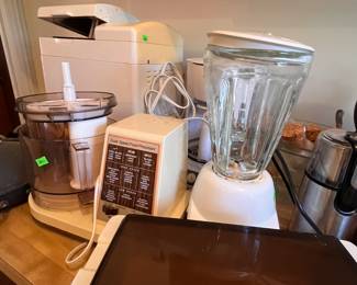 ASSORTED SMALL APPLIANCES