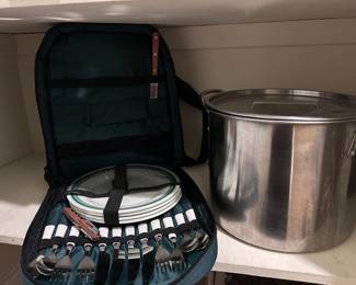 Picnic backpack; pot