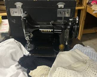Singer Featherweight Sewing machine with case 