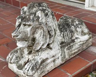 We have a pair of these lions available.