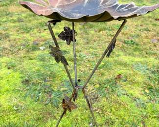 91 Garden22MetalLeafTripodStand