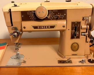 Vintage 1950 401A  all metal Singer sewing machine in maple cabinet/sewing table