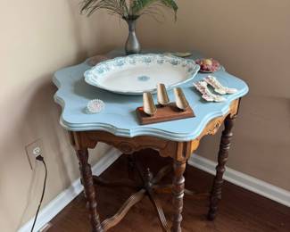 Table 
Pipe holder
Peacock feathers