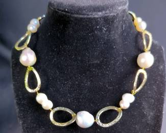 Pearl and Gold Tone Necklace 