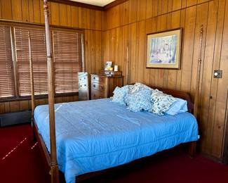 King sized poster bed