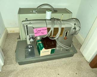NICE SINGER SEWING MACHINE