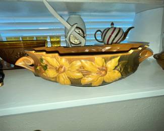 LOVELY ROSEVILLE PLANTER