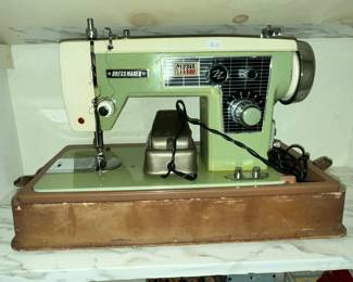 NICE DRESSMAKER SEWING MACHINE