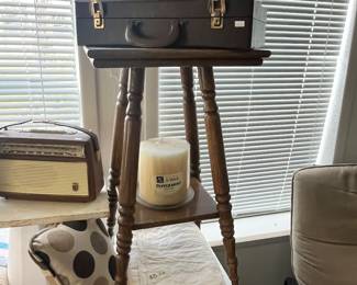 VINTAGE OAK LAMP TABLE