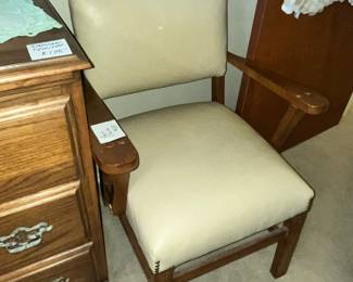 VINTAGE ARM CHAIR