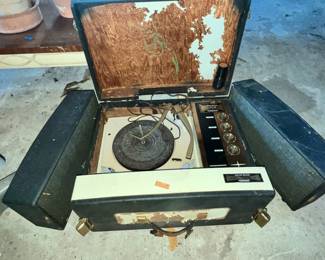 VINTAGE SUITCASE STEREO