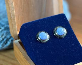 This lot features a pair of beautiful 14k gold earrings, each with a lavender jade center stone. Total approx. weight of 1.95 grams.

