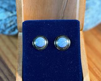 This lot features a pair of beautiful 14k gold earrings, each with a lavender jade center stone. Total approx. weight of 1.95 grams.

