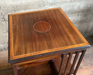 This lot features an antique Edwardian hardwood revolving bookcase, circa early 1900s, featuring vertical slatted sides and original castors. This bookcase measures, 33” H x 19” W x 19” D.

