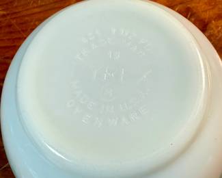 This lot features a set of vintage Pyrex mixing bowls in the Amish Butterprint pattern. All three (3) are in excellent condition.

