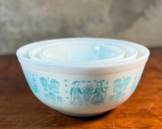 This lot features a set of vintage Pyrex mixing bowls in the Amish Butterprint pattern. All three (3) are in excellent condition.

